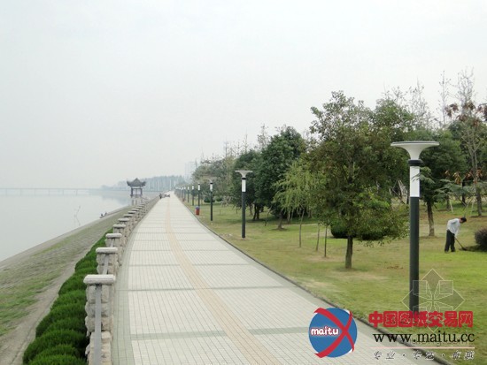 太阳能景观灯扮靓安徽老淠河