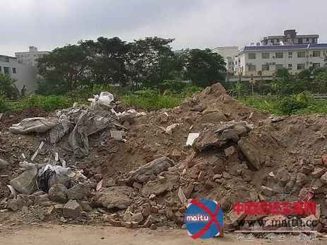 海口巴伦村:遍地建筑垃圾扰民 违建长到13层