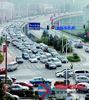 开元隧道施工东侧路口拥堵