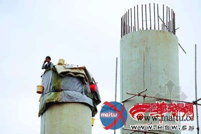 男子为讨要工钱 20多米高桥墩上吃住5天