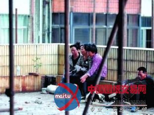 银联商厦一包工头疑坠楼身亡