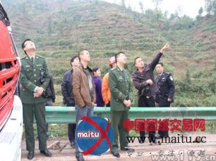 山体滑坡百辆车被堵塞公路 宣恩消防协同排险