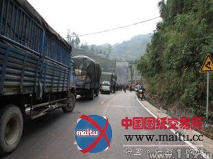 山体滑坡百辆车被堵塞公路 宣恩消防协同排险