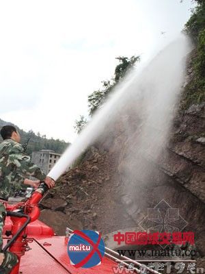 山体滑坡百辆车被堵塞公路 宣恩消防协同排险