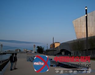 FoRM Associates设计的英国特拉福德滨河长廊