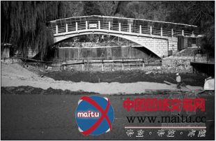 紫竹园公园在湖底铺设2万余平米减渗层遭质疑