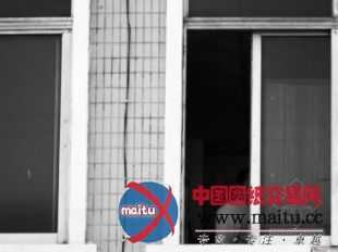 成丰大厦“穿衣戴帽”一年部分装饰线脱落