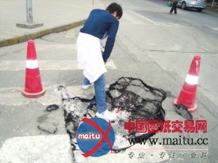成都闹市路面塌陷