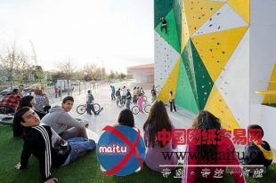 SelgasCano Architects设计的西班牙Factoria Joven轮滑公园