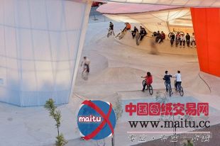 SelgasCano Architects设计的西班牙Factoria Joven轮滑公园