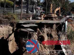 美国加州滨海公路因暴雨发生大面积塌方
