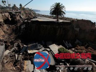 美国加州滨海公路因暴雨发生大面积塌方