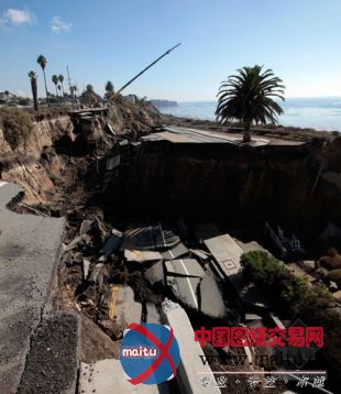 美国加州滨海公路因暴雨发生大面积塌方