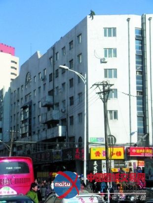 哈尔滨市一农民工讨薪欲跳楼