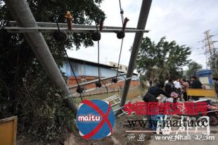 福州河岸塌陷扯下万伏电线