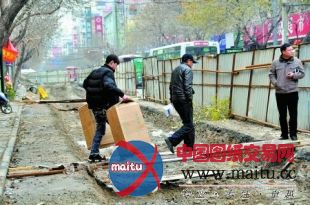 郑州东明路施工 4小区进出没“门”