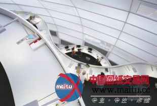 诺曼·福斯特事务所设计的柏林自由大学哲学系图书馆