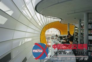 诺曼·福斯特事务所设计的柏林自由大学哲学系图书馆