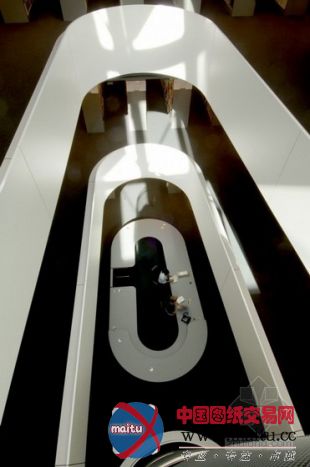 诺曼·福斯特事务所设计的柏林自由大学哲学系图书馆