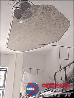 广东商学院某宿舍楼天花板砸中酣睡女生