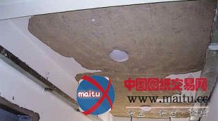 广东商学院某宿舍楼天花板砸中酣睡女生