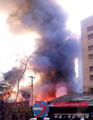 石家庄一建筑工地大火 烧焦3个民工房