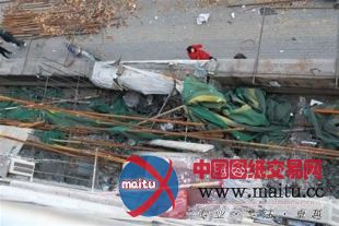 青岛:闹市脚手架倒塌路人万幸躲一劫