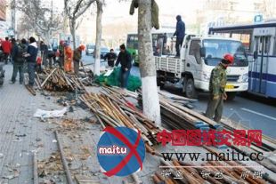 青岛:闹市脚手架倒塌路人万幸躲一劫