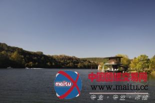 Bercy Chen Studio, LP设计的湖边景观亭