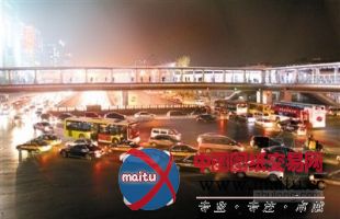 北京最大“口字形”天桥投用 缓堵中关村