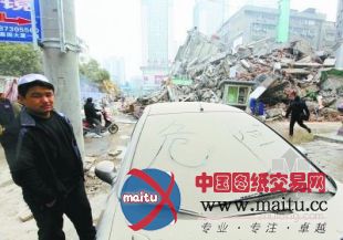 武汉:8层大楼拆迁时突然坍塌