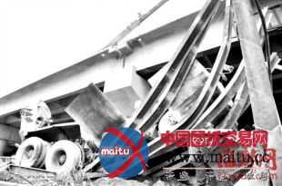 福州绕城高速钢便桥被压塌