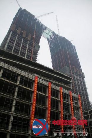 世界最大门形建筑苏州东方之门