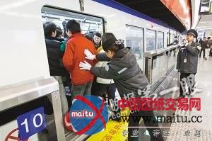 重庆:地铁助推员高峰期硬塞乘客进车厢