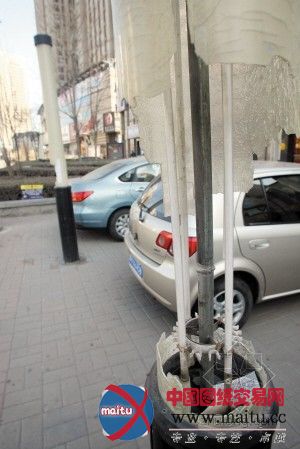 景观灯被破坏“摇摇欲坠”恐伤路人