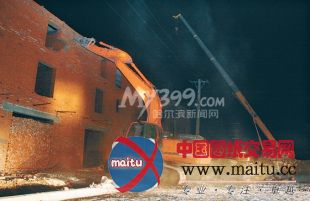 哈尔滨:达康路三栋违建房屋开始自行拆除