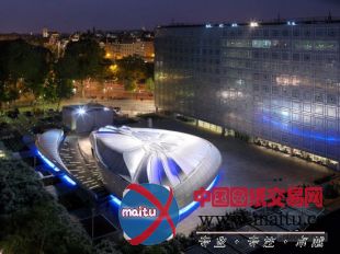 扎哈设计的香奈儿流动艺术馆落户巴黎