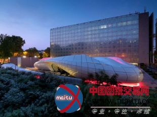 扎哈设计的香奈儿流动艺术馆落户巴黎