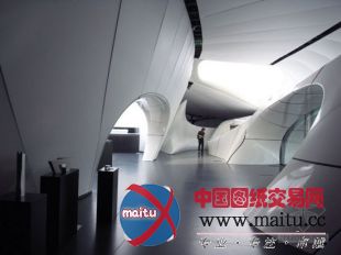 扎哈设计的香奈儿流动艺术馆落户巴黎