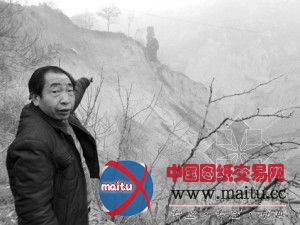 土崖一夜之间滑坡上万方