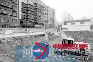 郑州:小区地板裂缝疑旁边工地开发商理解但不赞同