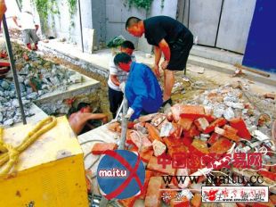 一房屋地基下沉后压裂供水管