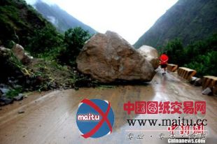 甘肃舟曲连发泥石流 巨石多次挡道