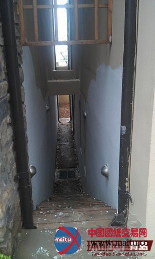 青岛别墅盖在淤泥上 现地基下沉墙体开裂