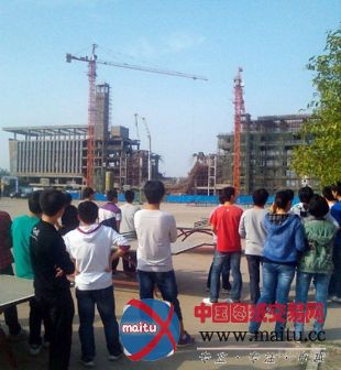 河南在建图书馆浇筑混凝土坍塌致11人受伤