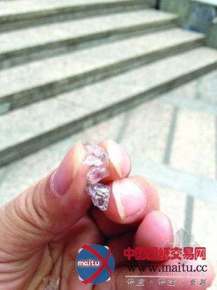 南京最高大厦幕墙破裂 市民头上下起“玻璃雨”