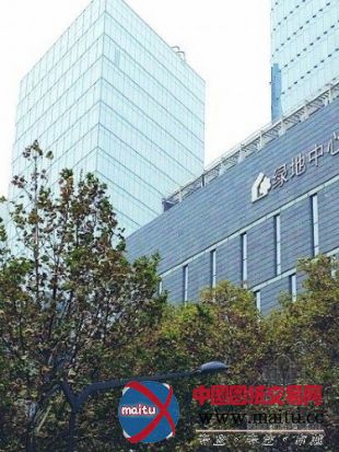 南京最高大厦幕墙破裂 市民头上下起“玻璃雨”