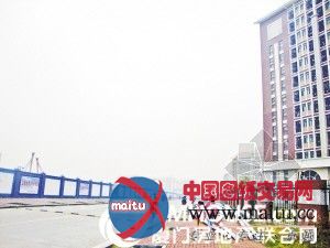 厦门一工地学生宿舍楼旁施工 影响学生休息