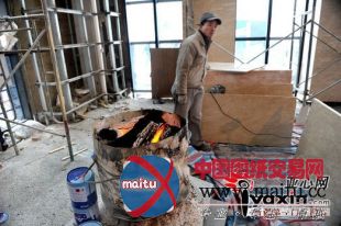 乌市五星大厦违法扩建仍在施工 停工可能面临破产