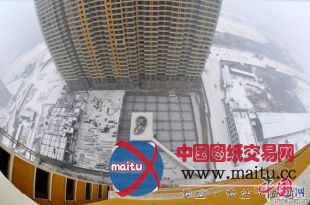 太原“钉子坟”即将迁走 施工方积极配合